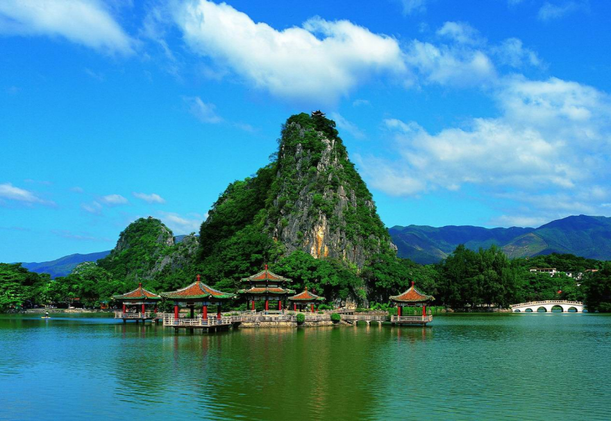 2003年，肇庆从北方引进丹顶鹤，陆续通过打造星湖湿地公园、自主研发繁殖技术手段，让这些北方来的“客人”成功安家南方。20多年来，从当初引进30多只丹顶鹤，到目前园内共有70多只，近5年平均产蛋12枚以上，平均孵化了83%，平均成活率70.5%，凭借此，星湖国家湿地公园成为观鸟、游玩、教育、研究的圣地。图为肇庆星湖国家湿地公园。