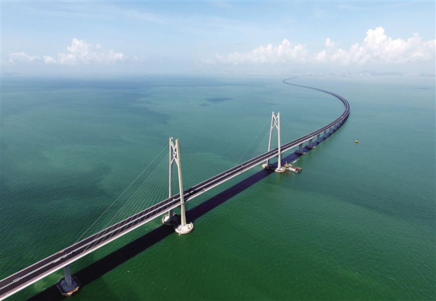 跨江跨海大桥“成团出道”，湾区活力“桥”得见，一起来感受大湾区蓬勃发展的脉搏。港珠澳大桥是“一国两制”框架下粤港澳三地首次合作建设的大型跨海交通工程，是中国境内一座连接香港、广东珠海和澳门的桥隧工程，也是世界上最长的跨海大桥工程。总长约55公里，跨越伶仃洋，打通了珠江口东西两岸的交通大动脉，使粤港澳三地加快形成“1小时生活圈”。图为港珠澳大桥。