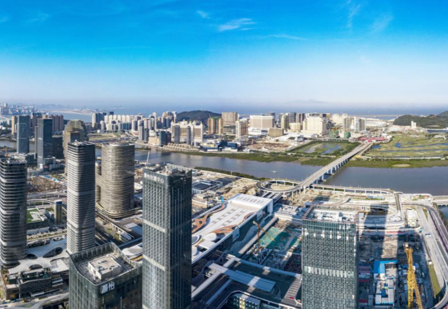 莲花大桥于1999年澳门回归前建成，是第一条且唯一一条连接澳门和珠海横琴的跨境大桥。莲花大桥是一座别具特色的大桥，在珠海桥头设计了交通规则互换的换向匝道桥，承担交通规则互换的功能。不仅解决了珠海桥头的纵向用地和车辆换侧问题，还形成了独特的造型和艺术建筑，成了珠海一道新的风景线。这两个特大的圆形曲线换向匝道桥，长1700多米，从空中俯瞰，犹如两个硕大的“9”字。图为莲花大桥。