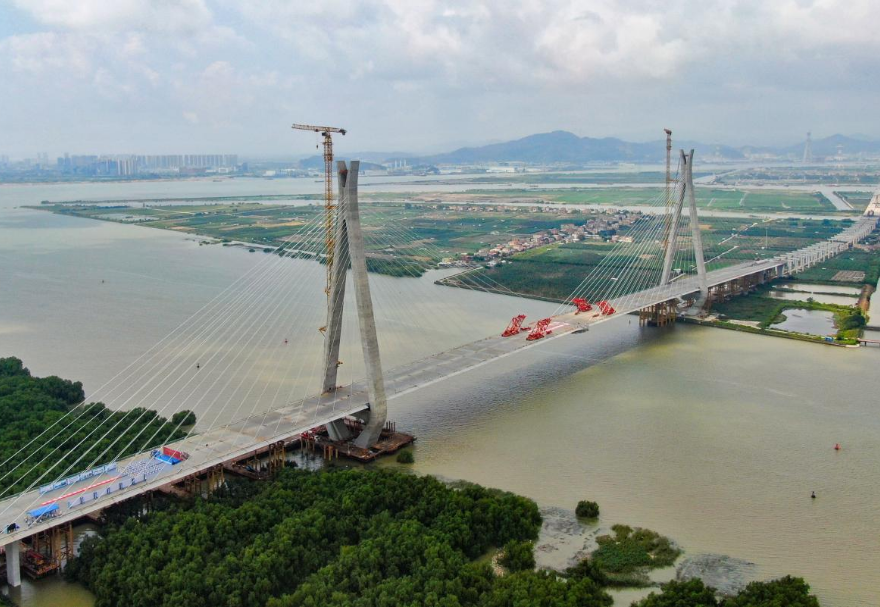 南中高速连通广州、中山、深圳三市，是国家高速公路网G2518和广东省高速公路网S78的重要组成部分，也是粤港澳大湾区重大交通基础设施项目。其中的洪奇门特大桥全长1126米，为主跨520米的双塔双索面钢箱梁斜拉桥，是南中高速项目的关键控制性工程。2023年5月21日上午，南中高速洪奇门特大桥顺利合龙，实现了广州、中山两市实现跨江“牵手”。图为南中高速洪奇门特大桥。
