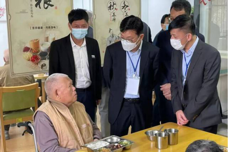 孙玉菡今年四月底率团探访中山市一间颐养院，与住院的港人交谈