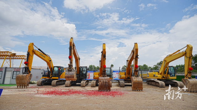 东莞市2023年第二季度重大项目动工仪式位于环莞路北延线项目现场。邓浩 摄