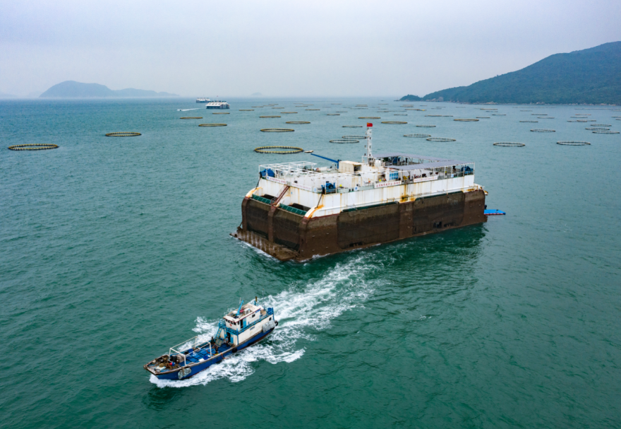 作为国家海洋综合试验场，珠海万山镇发展起了以深远海智能养殖、海洋牧场、休闲渔业等为代表的现代渔业，发展空间广阔。图为满载渔获的渔船正驶离位于万山海域的“澎湖号”海上牧场。