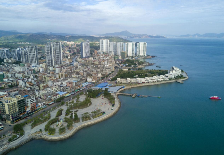 惠州正以大亚湾临海石化为龙头，构建起以海洋交通运输、滨海旅游、海洋渔业、绿色清洁能源业为重点的发展格局，初步建成具有惠州特色的现代海洋产业体系。2022年惠州海洋生产总值约1140亿元，约占全市GDP的21%。图为惠州大亚湾。