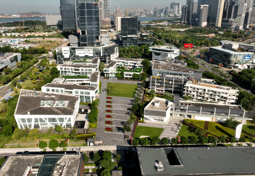 前海深港青年梦工场，由前海管理局、香港青年协会、深圳市青年联合会三方共同发起成立。重点支持智能硬件、移动互联网、文化创意等三大领域创业。截至目前，已累计孵化团队468家，其中港澳台及国际团队236家，团队总融资额超23亿元。图为前海深港青年梦工场。