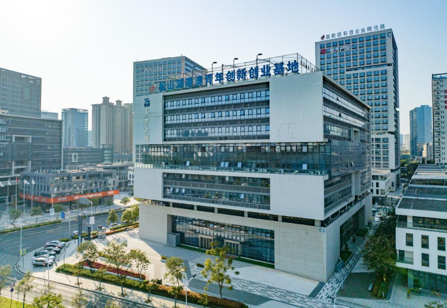 松山湖港澳青年创新创业基地以松山湖人才大厦为中心基地，统筹松山湖国际机器人基地、光大WE谷、林润智谷、粤港文化创业服务中心等8个站点单位，有效集聚、孵化一批高水平的创新创业项目。截止2022年，东莞市首批两家市级港澳青年创新创业基地——松山湖港澳青年创新创业基地与滨海湾港澳青年创新创业基地已累计引进港澳人才创业企业160多家。图为松山湖港澳青年创新创业基地。