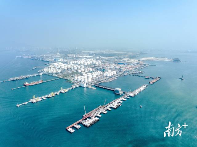 惠州港荃湾港区一座座码头冲水而出。