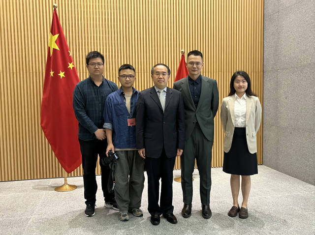 许正宇与记者合影