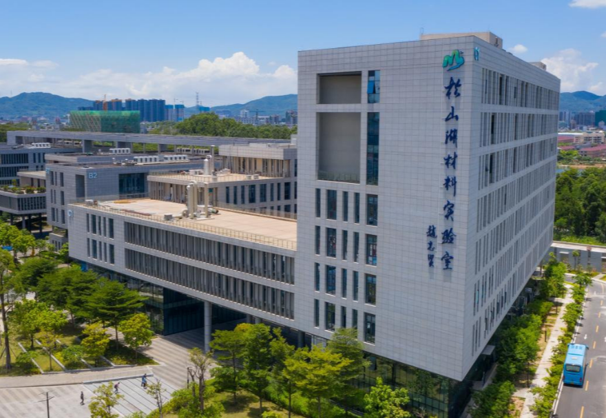 大湾区先进制造业发展势头强劲，这为先进材料应用奠定了丰厚的基础。目前大湾区的先进材料产业在全球价值链地位稳步提升，已初步形成惠州新材料产业园、东莞立沙岛精细化工园、中国绿色新材料（珠海）产业园等先进材料产业基地，并集聚了以中国散裂中子源、松山湖材料实验室为首的战略性科研平台。图为位于东莞的松山湖材料实验室。