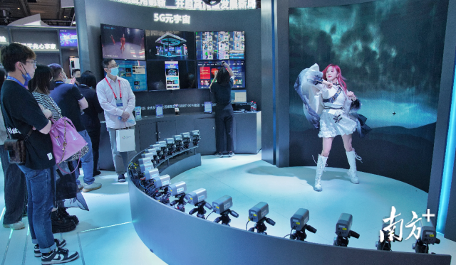 2023世界超高清视频产业发展大会5月8日—10日在广州举行，参展企业正在展区内演示全景拍摄设备。南方+记者 石磊 刘力勤 摄