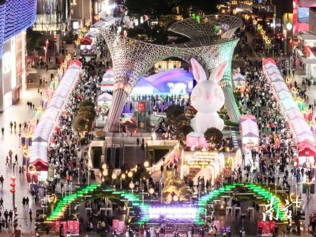 位于深圳福田区的“One Avenue·卓悦中心”商圈是港澳消费者“北上”常去的目的地之一，每到周末人潮涌动。