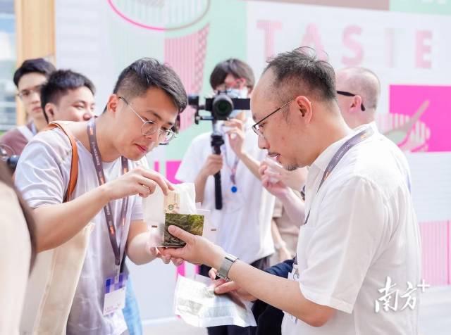 　　今年5月底，百农社国际有限公司参加了香港贸易发展局在深圳举办的“港·潮流”购物节，首次把“华御结”日式饭团带到内地市场。马国怡（右）正在邀请顾客品尝日式饭团。
