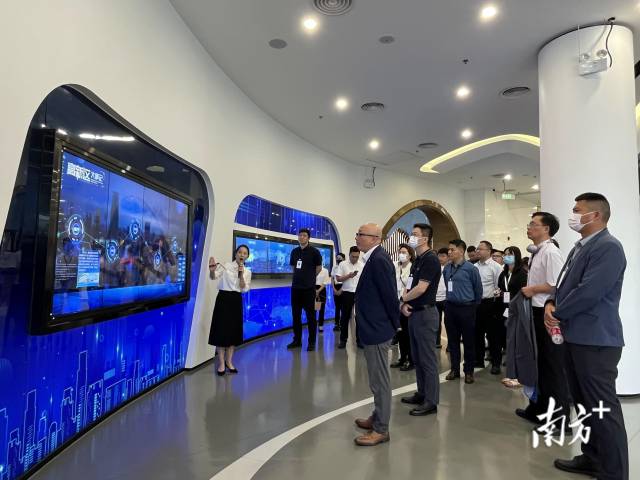 5月25日，客商们前往肇庆高新区创新创业科学园开展投资环境考察。南方+记者 卢舒曼 摄