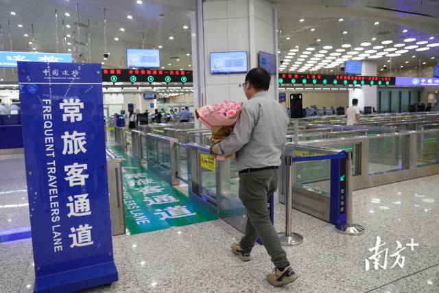 首名“常旅客”顺利出境。 