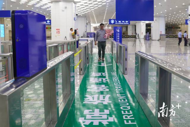 首名“常旅客”通过“常旅客”通道顺利出境。 