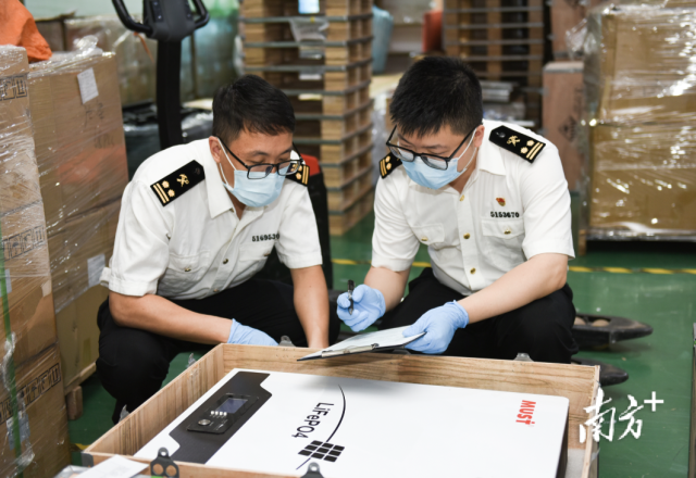 佛山海关关员对出口锂电池进行监管验放。