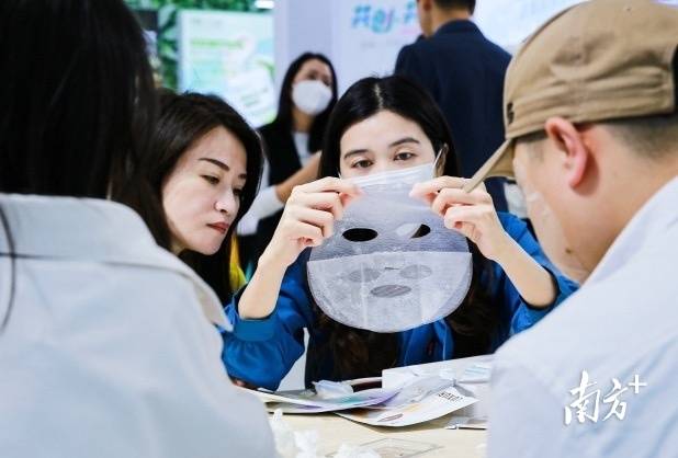 在2023年，摘下口罩后，“彩妆消费”率先回潮。