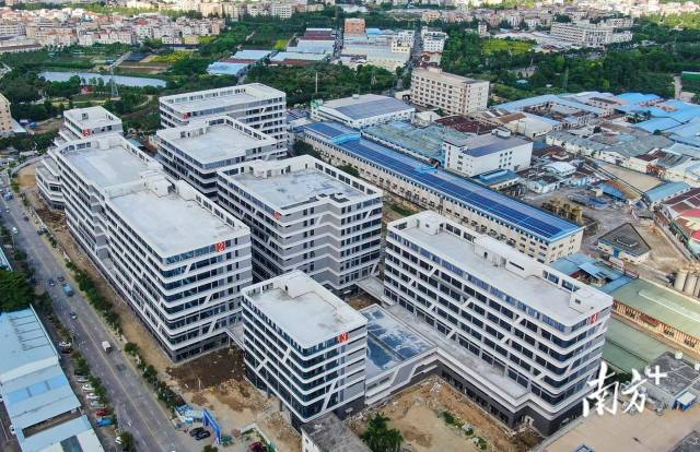 　　中山正在大力推进“工改”，力求闯出产业空间革命新路。图为建成封顶的小榄镇九洲基广成路“工改”项目。 叶志文摄