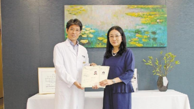 首批4名澳门医疗人员“领证” 可在横琴提供与其澳门资格认证相符的医疗服务