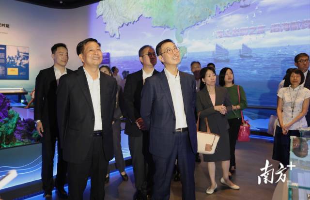 香港特别行政区政府文化体育及旅游局一行在参观中国侨都华侨华人博物馆。 彭伟宗 摄