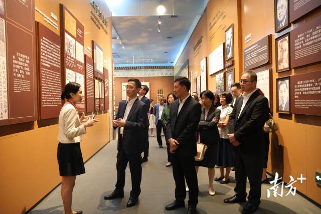 香港特别行政区政府文化体育及旅游局一行深入了解江门历史文化。 彭伟宗 摄