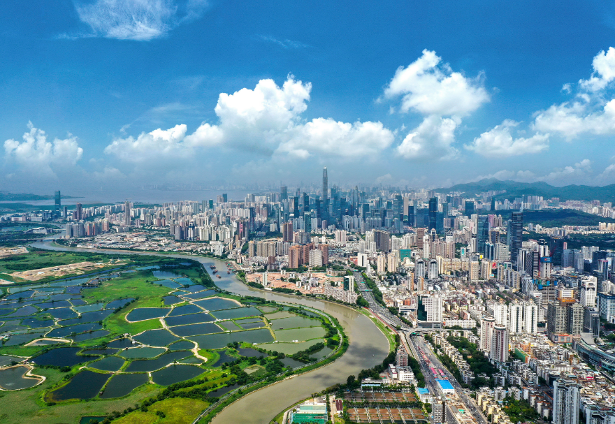 在土地整备方面，为适应科技产业发展所需，河套合作区深圳园区正积极推进土地整备。目前深圳园区已整备80万平米，打造10个专业化产业园区，新建60万平米科研空间，将陆续投入使用。图为从深圳河畔看深港边境。