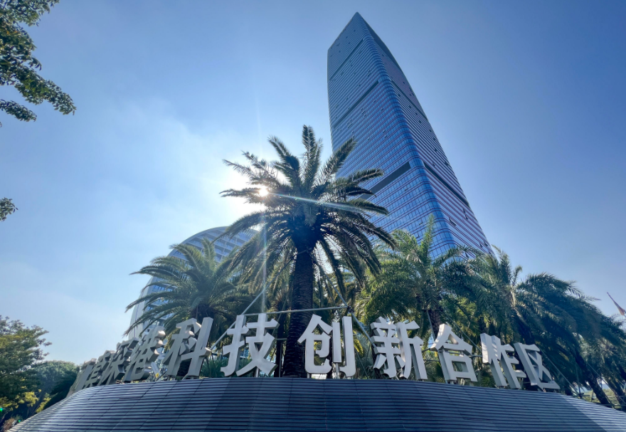 河套合作区还在不断“拔节生长”。在新发展阶段，深港两地将积极构建有利于科技创新的政策规则体系，打造粤港澳大湾区国际科技创新中心重要极点，努力成为粤港澳大湾区高质量发展的重要引擎。图为河套合作区。    　　      图源：南方日报、深圳市福田区河套深港科技创新合作区建设发展事务署、新华社