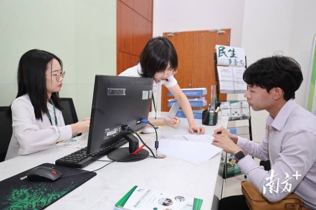 首批已有4名澳门医疗人员成功申请跨境执业。 