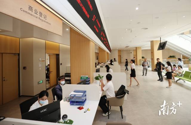 通过“跨境通办、一地两注”机制，投资者可以便捷办理跨境商事登记。 