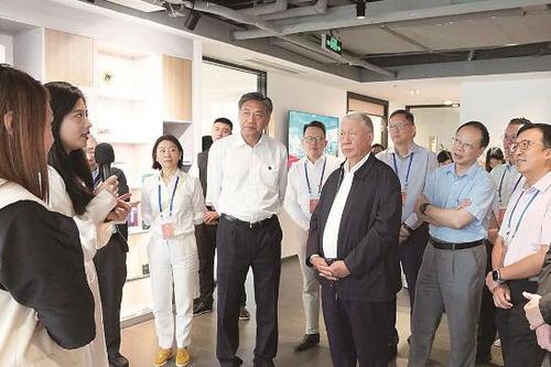 考察团与在广东创业的澳门青年深入交流