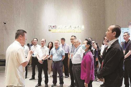 粤澳共同挖掘文旅资源，开发“一程多站”的旅游产品，打造世界级旅游目的地，成为当下共识。图为考察团在中国端砚博物馆考察。
