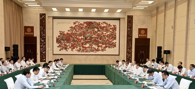 　　10月15日至17日，江苏省党政代表团来粤考察交流。17日下午，两省在广州召开合作交流座谈会，共商粤苏深化合作事宜，携手走好高质量发展之路。南方日报记者 王辉 摄