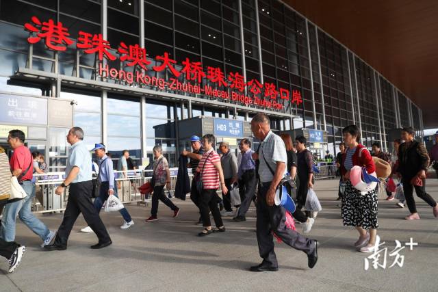 港珠澳大桥珠海公路口岸人头攒动。南方+记者 钱文攀 摄