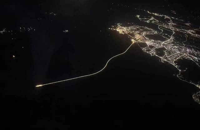 网友从空中拍摄的港珠澳大桥西人工岛及延伸出的桥体。