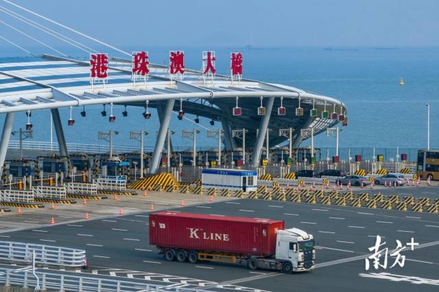2023年10月23日下午，货车通过港珠澳大桥入境广东。南方+记者 钱文攀 摄