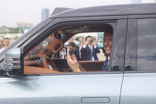 △在深圳，纽森现场试乘比亚迪电动汽车。