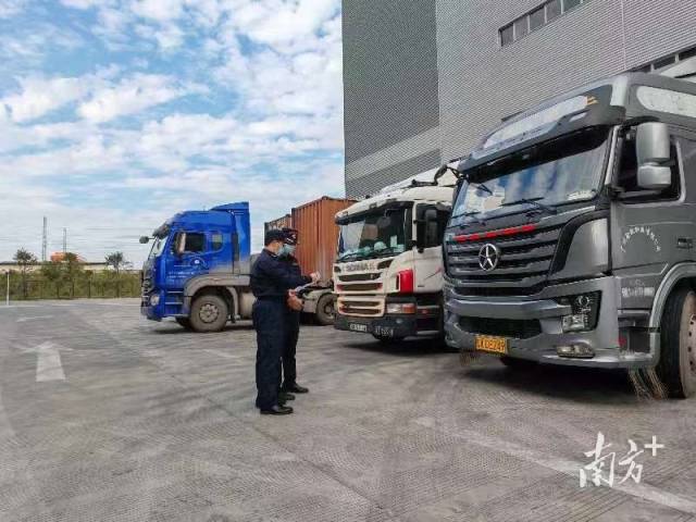 佛山海关驻南海办事处关员验放跨境电商出口车辆。海关供图