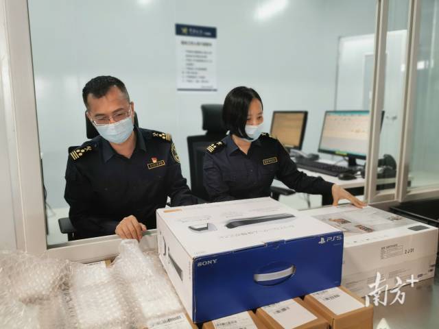 佛山海关驻南海办事处关员对跨境电商进口货物实施查验。海关供图