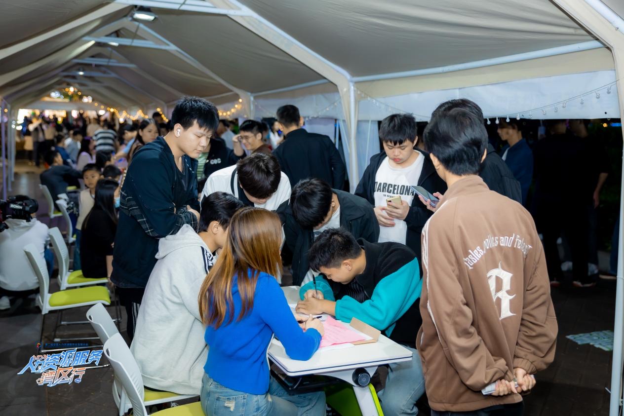 “肇就业·夜招聘”专场招聘打造肇庆劳动者就业港湾。