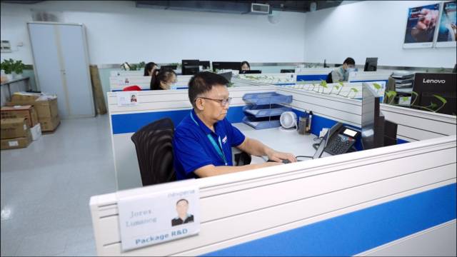 在莞外籍工程师帕迪拉工作照片。受访者供图