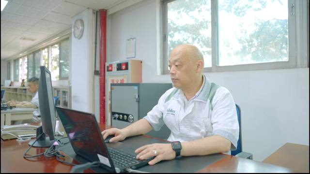 尼得科仪器（广东）有限公司总经理赤羽诚在莞工作。受访者供图