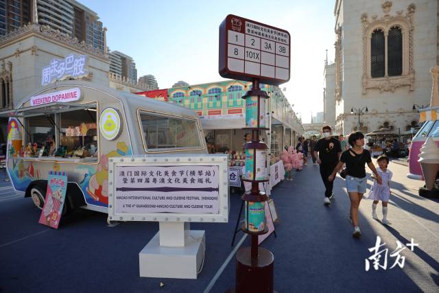 “澳门·横琴艺墟”在横琴开幕，文创及餐饮摊位吸引游客们参观。