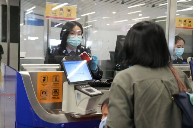 民警核查证件。