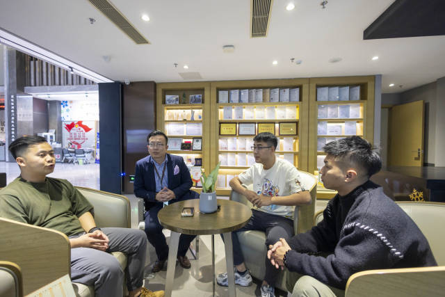 黄成彬（左一）、陈玉麟（左二）与同来横琴发展的澳门青年朋友在莲花社区党群中心相聚。
