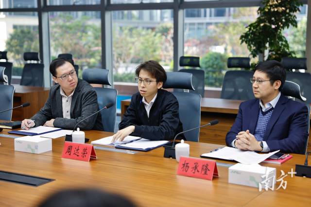 香港公务员周达荣（中）派驻到深圳福田区政府开展三个月的交流协作。
