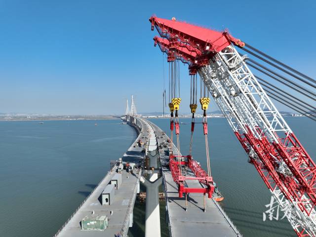 黄茅海跨海通道中引桥合龙现场。