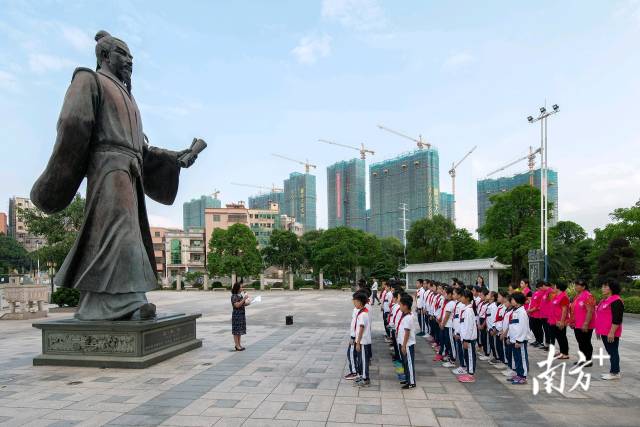 在西区街道塘尾村，小学生在朱子文化广场朗诵儒家经典。