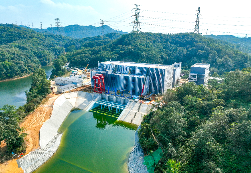 工程横跨粤港澳大湾区核心城市群，共穿越4处高铁、8处地铁、12处高速公路、16处江河湖海，采用地下深埋盾构的方式建设，减少占用近2万亩的土地。图为工程罗田泵站航拍图。