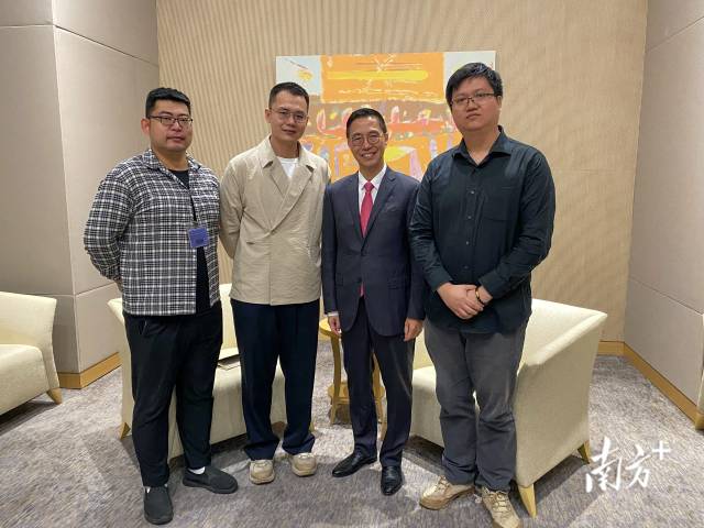 杨润雄与GDToday、南方+记者合影。