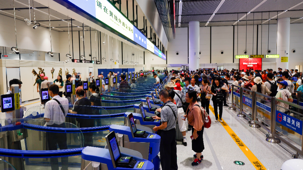 深港口岸全面复通一周年，保障超1.6亿人次出入境